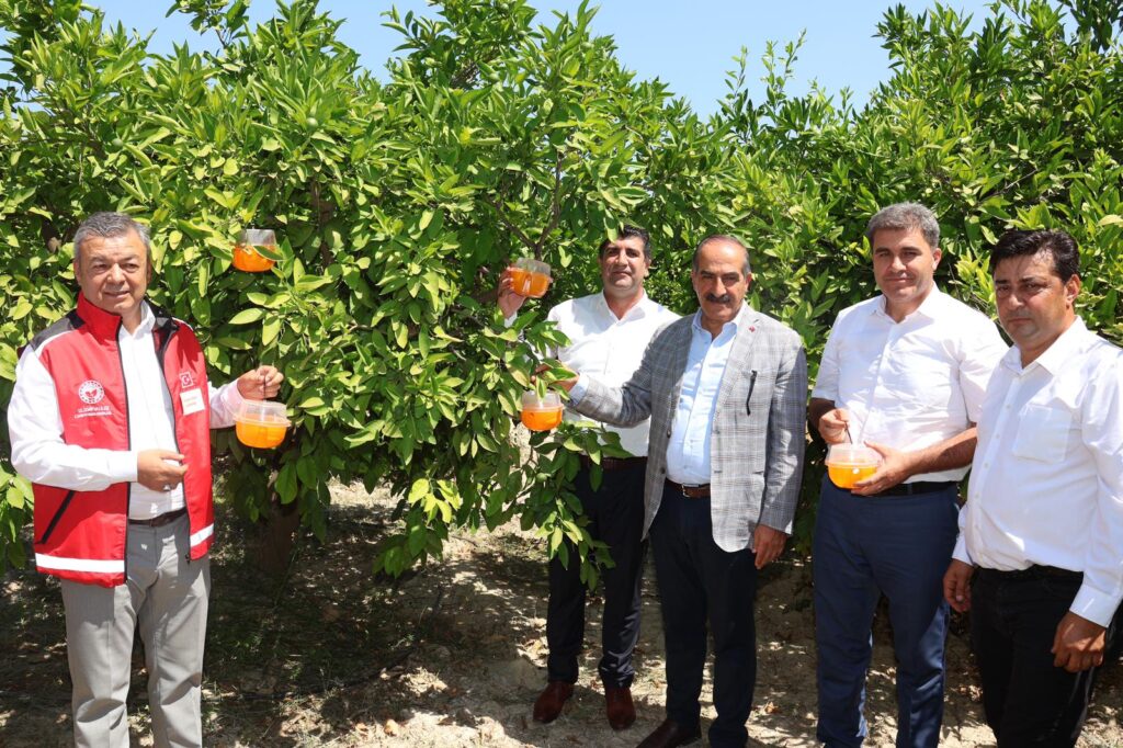 “Kalıntı sorununu da biyoteknik mücadele yöntemleri ile aşacağımıza inanıyoruz. Temmuz ayındaki sıcaklar ile sinek popülasyonunda artış görülüyor ve bu tuzakları kullanmamızın önemi kat ve kat artıyor. Narenciye, ülkemize net döviz girdisi kazandıran tarım ürünlerinin başında geliyor. Narenciye ihracatında ülkemizi daha iyi yerlere getirmek için hem mevcut pazarlarımızı kaybetmemek hem de Uzakdoğu gibi yeni pazarlara yelken açmak için kalıntı konusu kritik bir öneme sahip.